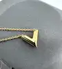 collier louis vuitton essential v en laiton à finition dorée