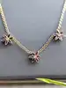 collier maille forçat orné de 3 motifs fleur chacune sertie de 6 rubis et 1 diamant or 750 millième (18 ct) 6,77g