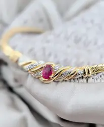collier or centré un motif en 2 ors orné d'un rubis et de petits diamants or 750 millième (18 ct) 13,21g