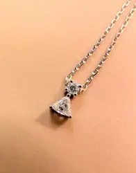 collier pendentif en or blanc serti de deux diamants de taille rond et taille trillion d'environ 0,13ct au total or 750 millième (