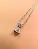 collier pendentif en or blanc serti de deux diamants de taille rond et taille trillion d'environ 0,13ct au total or 750 millième (