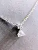 collier pendentif en or blanc serti de deux diamants de taille rond et taille trillion d'environ 0,13ct au total or 750 millième (