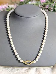 collier perles de culture orné d'un joli fermoir en or texturé or 750 millième (18 ct) 30,99g