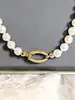 collier perles de culture orné d'un joli fermoir en or texturé or 750 millième (18 ct) 30,99g