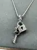 collier swarovski cadenas et clé avec cristaux