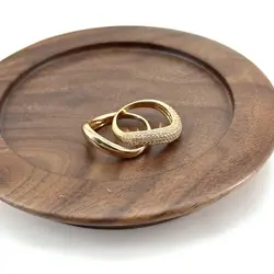 ensemble de 2 bagues vagues en métal doré, comprenant une bague lisse et une bague ornée d'oxydes