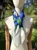 foulard / carré yves saint laurent vintage 88x88 cm vert et bleu à motif géométrique