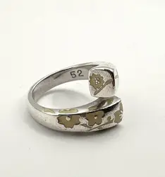 kenzo bague argent avec fleurs incrustées de couleur crème t52 argent 925 millième (22 ct) 10,41g
