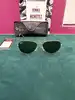 lunettes de soleil ray ban aviator rb 3025 avec les verres vert et la monture et les branches en métal doré