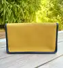 mini pochette longchamp en toile jaune verte et rouge, et la doublure en cuir