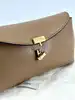 mini pochette toteme t-lock en cuir taupe