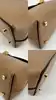 mini pochette toteme t-lock en cuir taupe