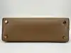 mini pochette toteme t-lock en cuir taupe