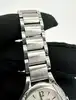 montre baume & mercier linea 65616 avec une lunette ornée de diamants et mouvement quartz, bracelet en acier