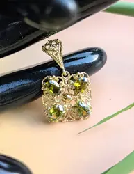 pendentif filigrane serti de 4 péridots ovales or 750 millième (18 ct) 4,35g