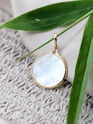 pendentif orné d'une nacre gravée or 750 millième (18 ct) 1,52g