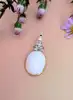 pendentif signé russo orné d'une agate blanche facettée surmontée de 3 topazes bleues or 750 millième (18 ct) 3,76g