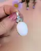 pendentif signé russo orné d'une agate blanche facettée surmontée de 3 topazes bleues or 750 millième (18 ct) 3,76g
