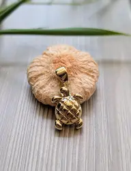 pendentif tortue or ayant un oeil en petit diamant or 750 millième (18 ct) 6,51g