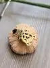 pendentif tortue or ayant un oeil en petit diamant or 750 millième (18 ct) 6,51g