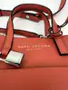 petit sac cabas marc jacobs en cuir grainé orange avec bandoulière amovible et réglable
