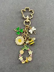 porte-clés abeille fleurs et trèfle
