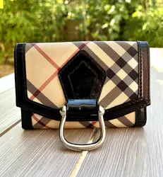 portefeuille burberry en toile à motif carreaux beige et cuir noir