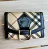 portefeuille burberry en toile à motif carreaux beige et cuir noir