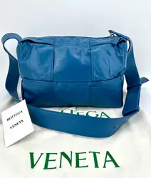 sac à bandoulière bottega veneta cassette en cuir bleu