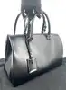 sac à main jil sander en cuir lisse noir avec bandoulière et finitions argentées