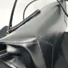 sac à main jil sander en cuir lisse noir avec bandoulière et finitions argentées