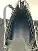 sac à main jil sander en cuir lisse noir avec bandoulière et finitions argentées