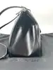 sac à main jil sander en cuir lisse noir avec bandoulière et finitions argentées