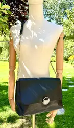 sac à  rabat vanessa bruno moon en cuir noir avec bandoulière