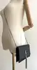 sac bandoulière yves saint laurent kate en cuir lisse noir avec pompon et finitions argentées
