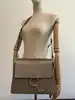 sac chloé faye en cuir bi matière taupe et beige avec une bandoulière non d'origine