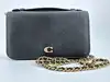 sac pochette coach en cuir grainé noir, chîne dorée détachable