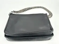 sac porté épaule paco rabanne en cuir lisse noir avec anse à disques métalliques