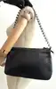 sac porté épaule paco rabanne en cuir lisse noir avec anse à disques métalliques