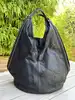 sac tote givenchy nightingale en cuir noir avec finition dorée