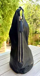 sac tote givenchy nightingale en cuir noir avec finition dorée