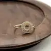 20005810 bague avec un motif circulaire texuré et pavé d'oxydes t58