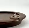 20019210 bague asymétrique dotée d'une pierre centrale taille poire et d'un anneau sertie d'oxydes t52