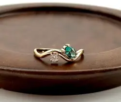 20020150 bague vague sertie d'oxydes incolore et vert t58