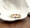 20021205 bague anneau festonné, ornée d’une succession de motifs en forme de navettes, sertis d’oxydes t60