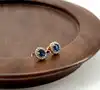 23042260 boucles d'oreilles puces motif rond avec oxydes bleu et incolores