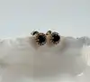 23042260 boucles d'oreilles puces motif rond avec oxydes bleu et incolores