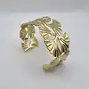 31222764 bracelet manchette motif feuille de ginkgo en acier doré