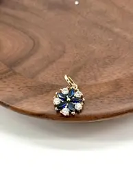 330014 pendentif en forme de fleur pavé d’oxydes bleus et blancs