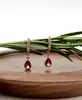330221 boucles d’oreilles créoles ornées d’oxydes blancs, avec des oxydes roses pendants.